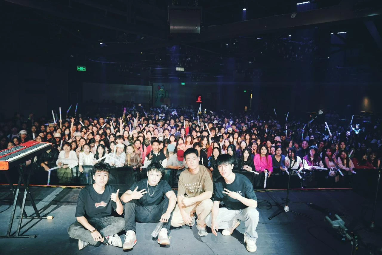刘储贤演出后的舞台合照 / Post-show group photo on stage