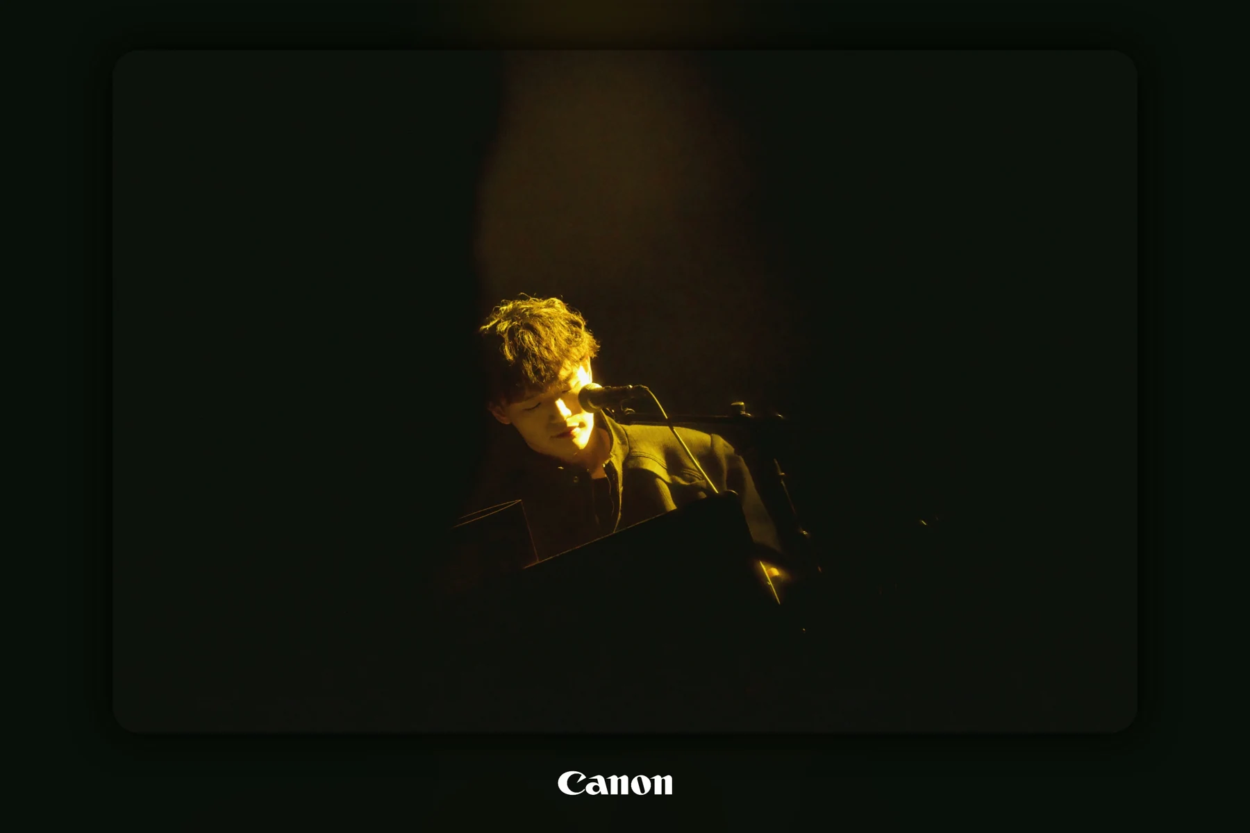 暖黄色灯光中的刘储贤演出照 / Liu Chuxian under warm stage lighting