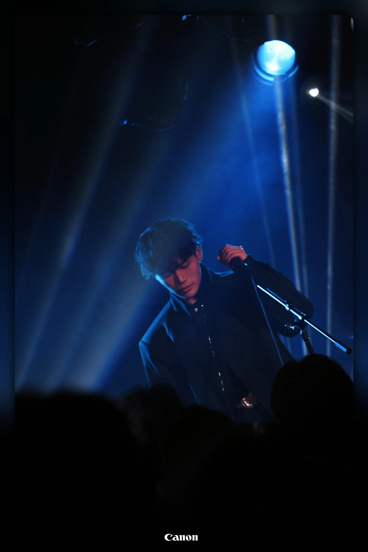 刘储贤蓝色灯光下的现场演出 / Liu Chuxian performing under blue stage lights