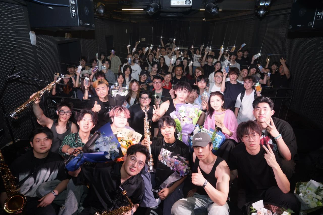 刘储贤与观众的演出合照 / Liu Chuxian with the audience after a show